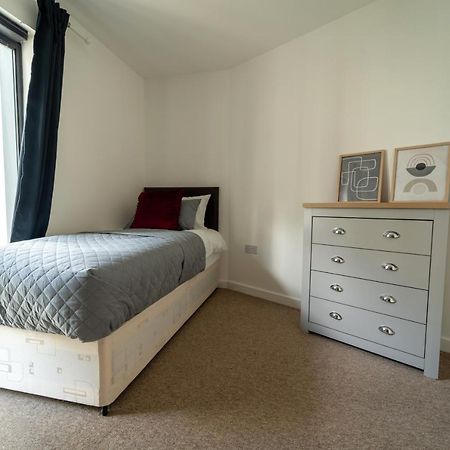 Spacious Apartment In Woking Town Centre Bagian luar foto