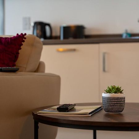 Spacious Apartment In Woking Town Centre Bagian luar foto