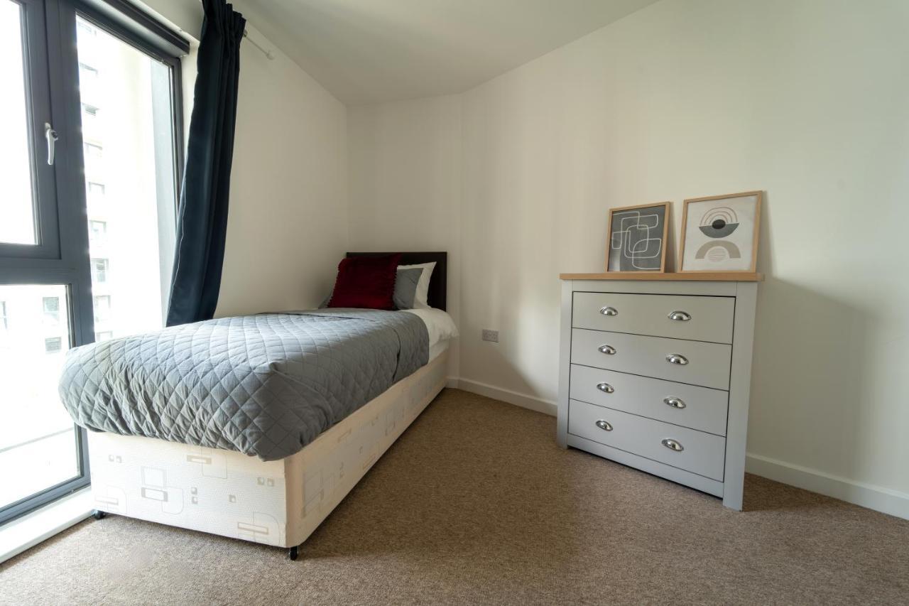 Spacious Apartment In Woking Town Centre Bagian luar foto