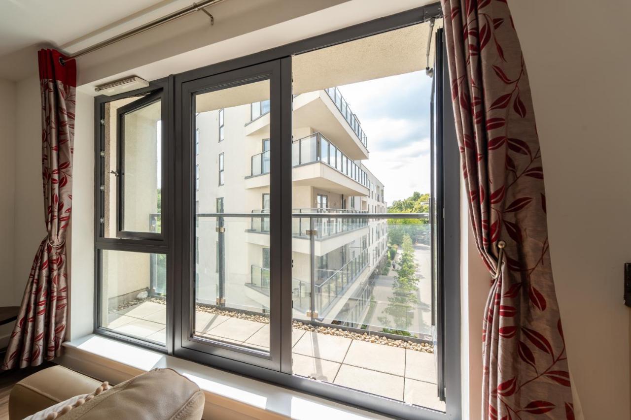 Spacious Apartment In Woking Town Centre Bagian luar foto