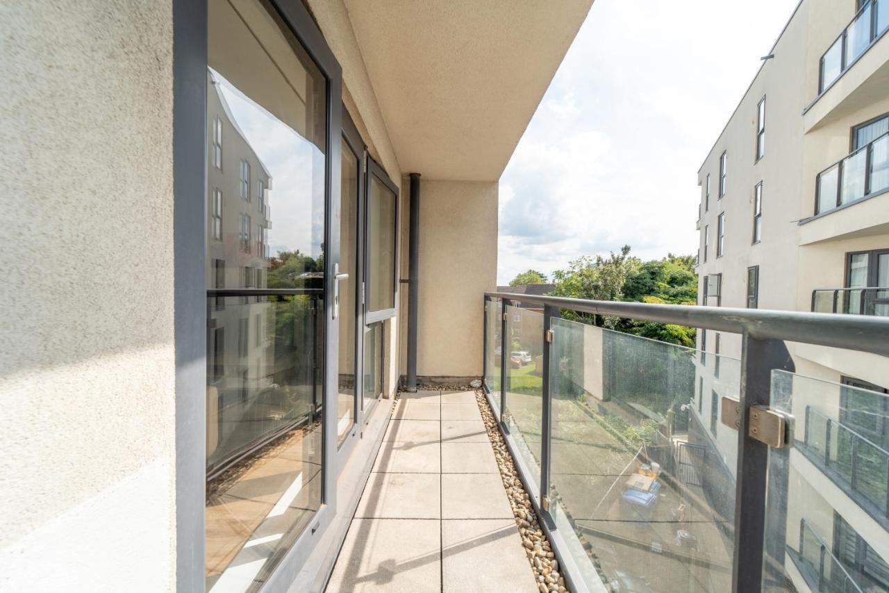 Spacious Apartment In Woking Town Centre Bagian luar foto