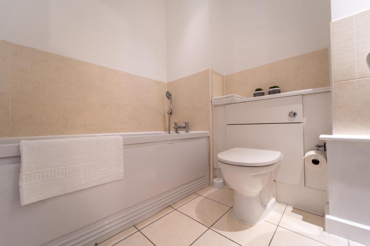 Spacious Apartment In Woking Town Centre Bagian luar foto