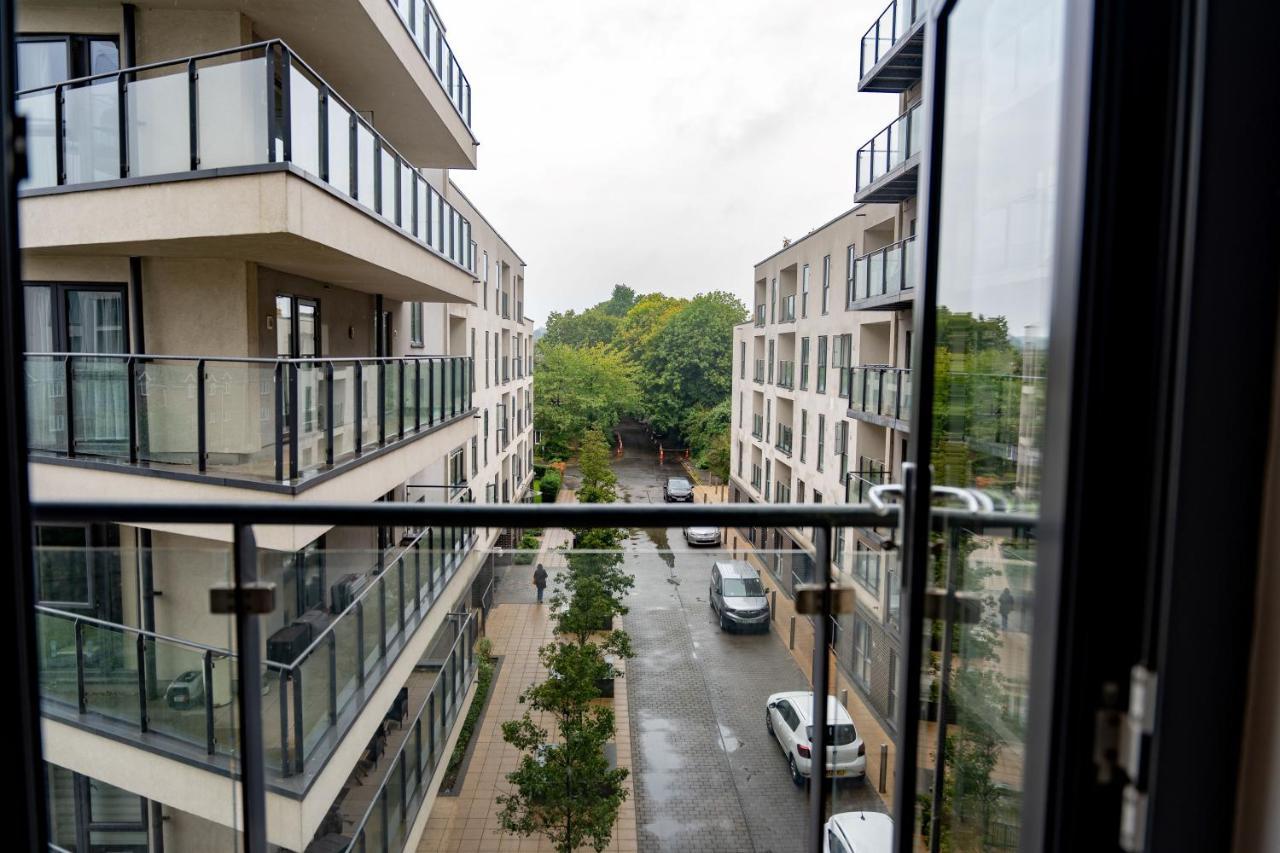 Spacious Apartment In Woking Town Centre Bagian luar foto