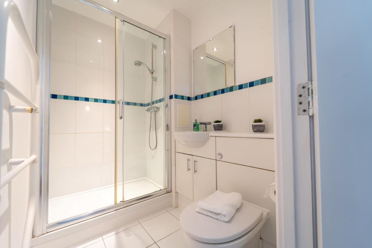 Spacious Apartment In Woking Town Centre Bagian luar foto
